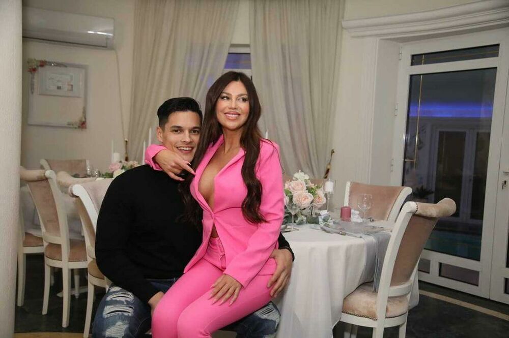 Estrada, Stanija Dobrojević, Zabava