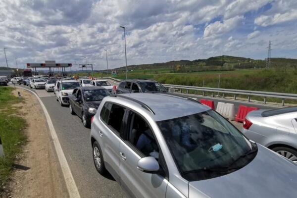 HAOTIČNO NA AUTOPUTU MILOŠ VELIKI: Praznici doneli KILOMETARSKE KOLONE na naplatnim rampama, LJUDI SVE NERVOZNIJI!