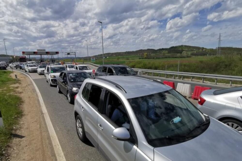 HAOTIČNO NA AUTOPUTU MILOŠ VELIKI: Praznici doneli KILOMETARSKE KOLONE na naplatnim rampama, LJUDI SVE NERVOZNIJI!