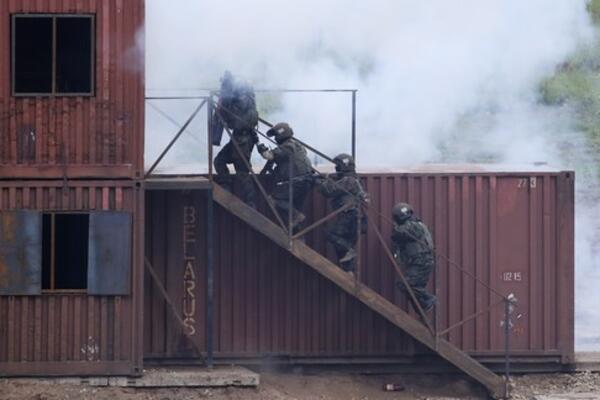 BIO JE DUG 36 METARA: Tadžikistanska vojska srušila most u Kirgistanu