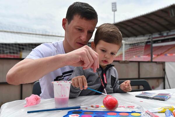 HUMANA AKCIJA CRVENO-BELIH: Na Marakani na Veliki petak organizovali druženje sa decom iz Zvečanske! (FOTO)