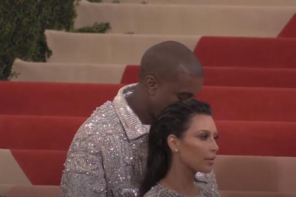 DA LI JE REALAN? Bivši muž POZNATE STARLETE stavio na glavu MASKU KAO IZ HORORA i zapevao na SVADBI, GROZNO!