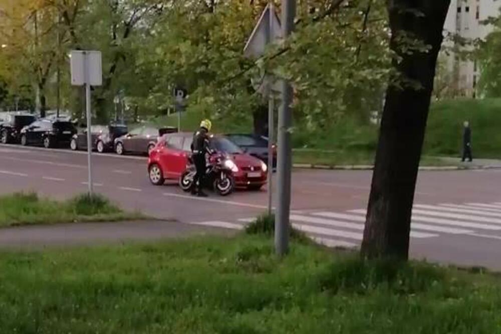 MUŠKARČINA NA MOTORU HTEO DA SE OBRAČUNA SA ŽENOM, OČITALA MU LEKCIJU! Snimak sa Novog Beograda će vas razbesneti