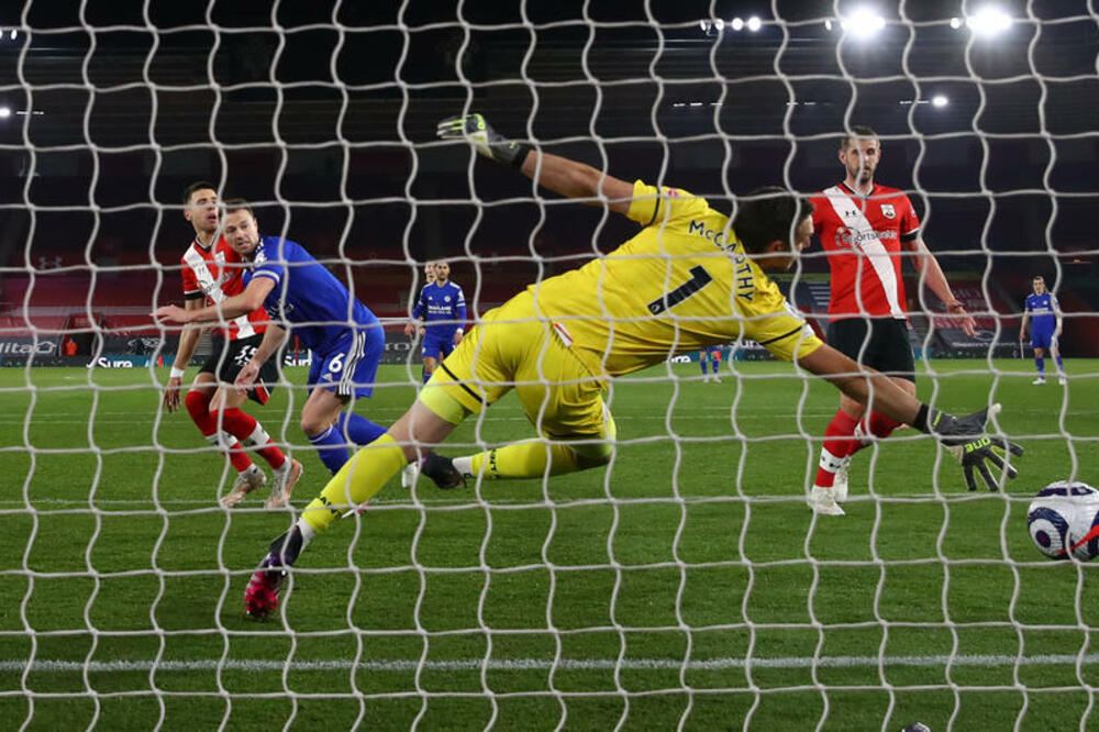 "SVECI" I "LISICE" PODELILI PLEN: Sautempton odoleo jakom Lesteru a skoro čitav meč imao igrača manje! (VIDEO)