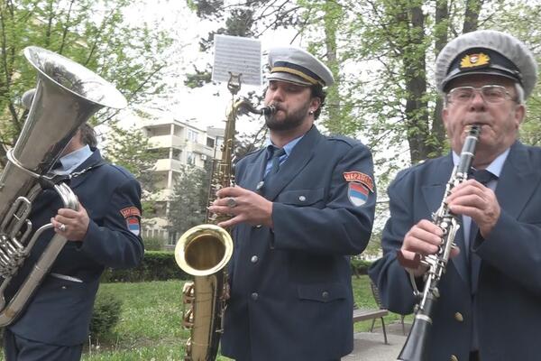 ZVUCI TRUBE JUTROS PROBUDILI ČAČANE! Čuveni orkestar i nakon sedam decenija tradicionalno svira na prvi MAJ!