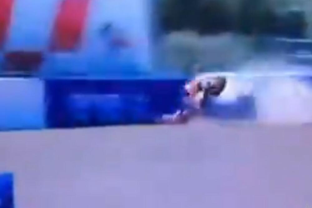 STRAVIČNA NESREĆA: Markez sleteo sa staze pri brzini od 180 kilometara na čas - MOTOR SE PREPOLOVIO! (VIDEO)