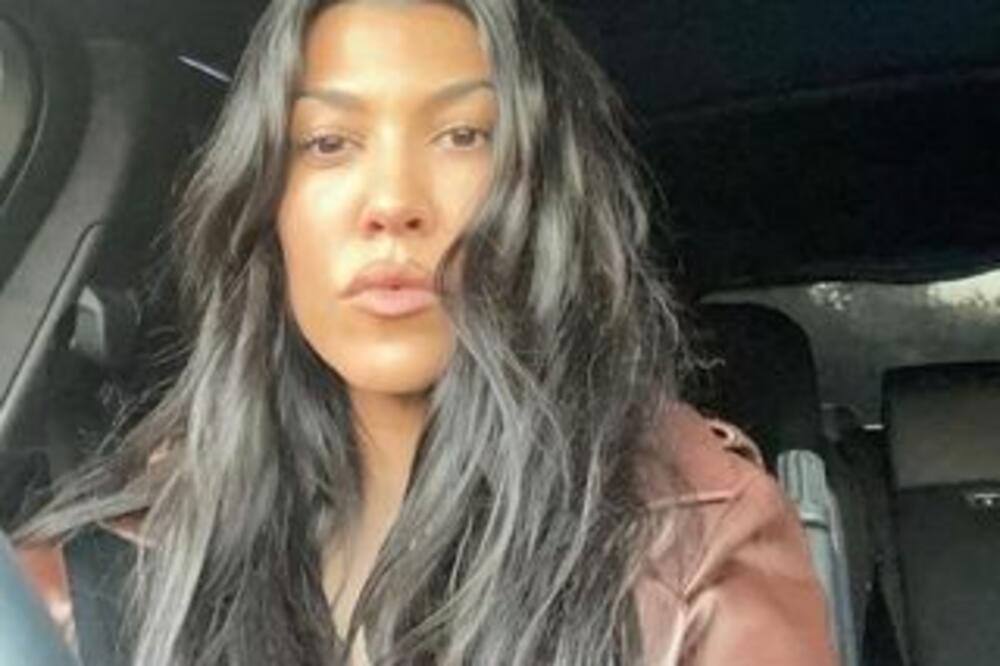 NAKON SISANJA PALCA I GOLE ZADNJICE, STARLETA OBJAVILA FOTKU I NAPRAVILA HAOS! Skroz gola ispred PRLJAVOG ogledala!