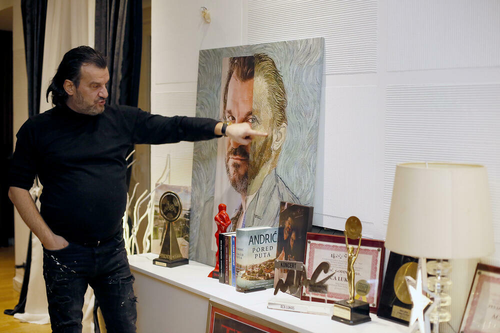 UDOVOLJAVA SEBI U SVAKOM SMISLU! LUKAS SE KUPA U KADI OD 5000 EVRA: Kupatilo samo decu što ne rađa, lični MINI SPA!