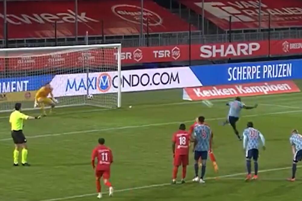 IDI SAD SAM PO NJU! Ekstra talentovani napadač Ajaksa prebacio i gol i tribine - POSLAO LOPTU NA PARKING! (VIDEO)