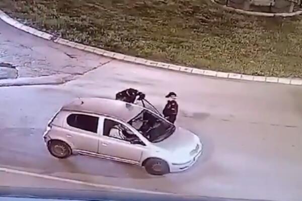 UMALO TRAGEDIJA NA NOVOM BEOGRADU Vozač (18) zamalo ubio policajca jer je hteo da ga legitimiše (UZMEMIRUJUĆ VIDEO)