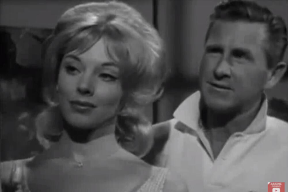 PRE 64 GODINE GOLIŠAVIM IZDANJEM NAPRAVILA JE KOLAPS NA ULICI: Svi su gledali u njeno telo, a sada ima 94 godine!