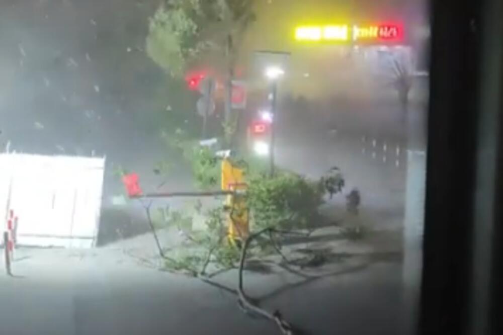 JAK URAGAN NA ISTOKU KINE NOSIO JE SVE PRED SOBOM: Čupao je stabla, rušio telefonske stubove, ima ŽRTAVA (VIDEO)