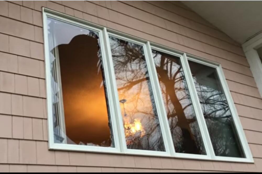 POVRATAK SA ODMORA NIJE BIO BAŠ TAKO SJAJAN: Zatekao ih je RAZBIJEN prozor, ŠOK KAD SU UŠLI (VIDEO)