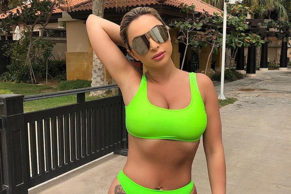 MAYA BEROVIĆ U POTPUNOSTI OTKRILA SVOJU ULTRA POZADINU: Neverovatne je veličine, OKRUGLA KAO PUN MESEC!