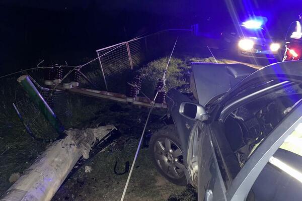 Golf" se zakucao u dalekovod kod Čačka: Trojica mladića prebačeni u bolnicu, sekli automobil da ih izvuku