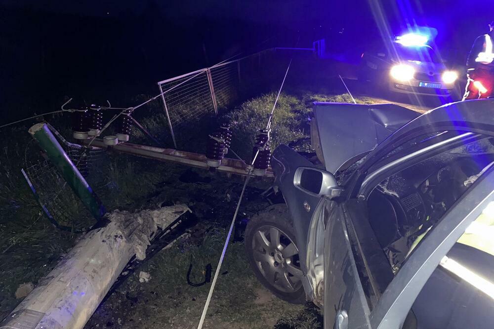 Golf" se zakucao u dalekovod kod Čačka: Trojica mladića prebačeni u bolnicu, sekli automobil da ih izvuku