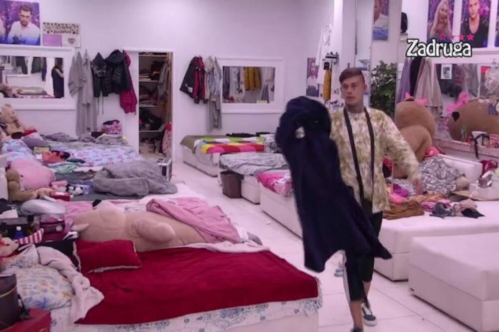 SVE MU SE SMUČILO: Fran svoj bademantil bacio u smeće!