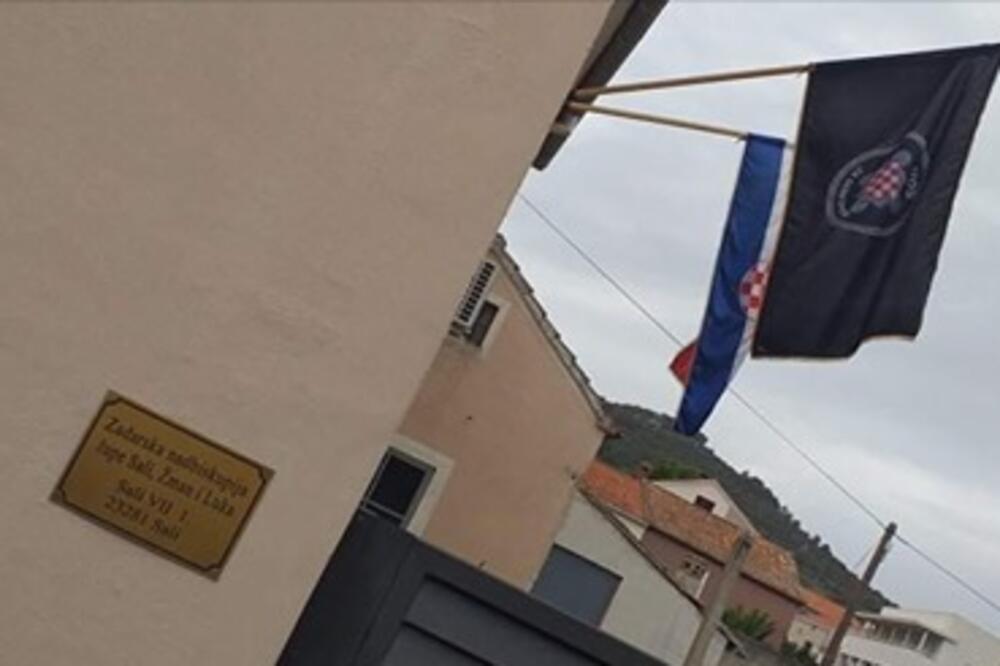 MEŠTANI GAĐALI JAJIMA HRVATSKOG SVEŠTENIKA ZBOG KAČENJA ZASTAVE SA USTAŠKIM POZDRAVOM: Dobili su SRAMAN odgovor