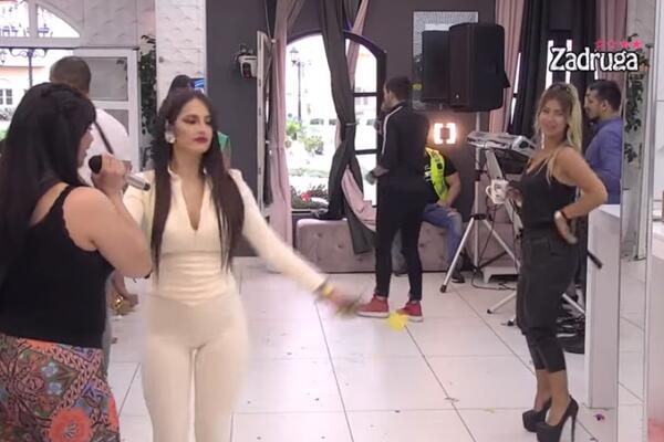 MILJANA OTELA PEVAČICI MIKROFON, PA ZAVRTELA SVOJIM OBIMNIM OBLINAMA: Meša i uvija kukovima bolje od Šakire!(VIDEO)