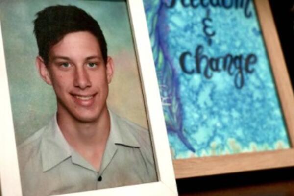 SNIMIO VIDEO I UBIO SE PRED RODITELJIMA: Tužna priča tinejdžera koji je bolovao od raka kostiju! (VIDEO)