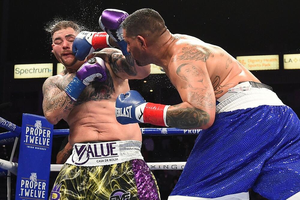 VELIKI SKANDAL: Poznati bokser poručio sudijama da mogu oralno da ga zadovolje - NA TRIBINAMA OPŠTA MAKLJAŽA!