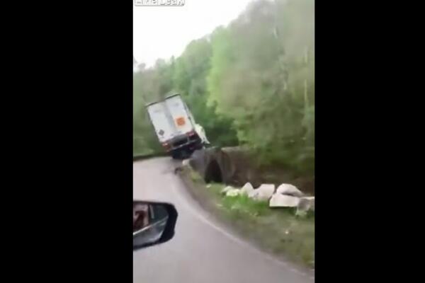 LJUDI PO TRI PUTA GLEDAJU OVAJ SNIMAK: Nikome nije jasno kako je ovaj kamion PREŽIVEO! (VIDEO)