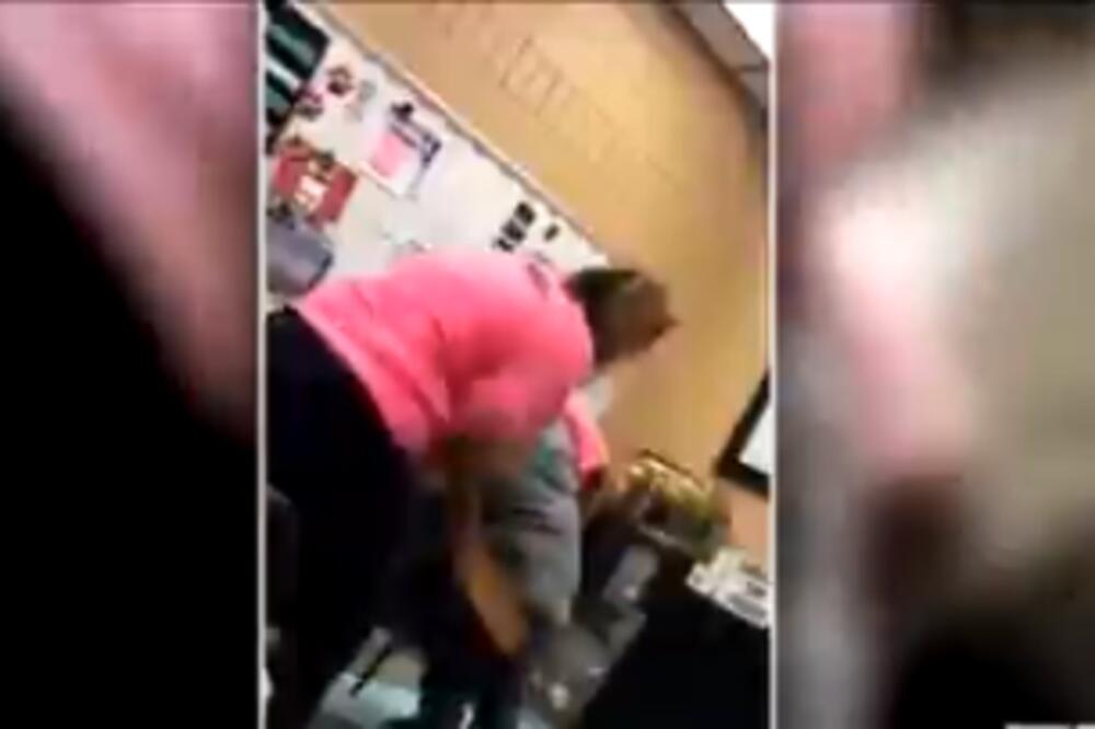 ŠOKANTAN SNIMAK IZ AMERIKE! Direktorka škole DRVENOM DASKOM udarala devojčicu (6)! (UZNEMIRUJUĆI VIDEO)