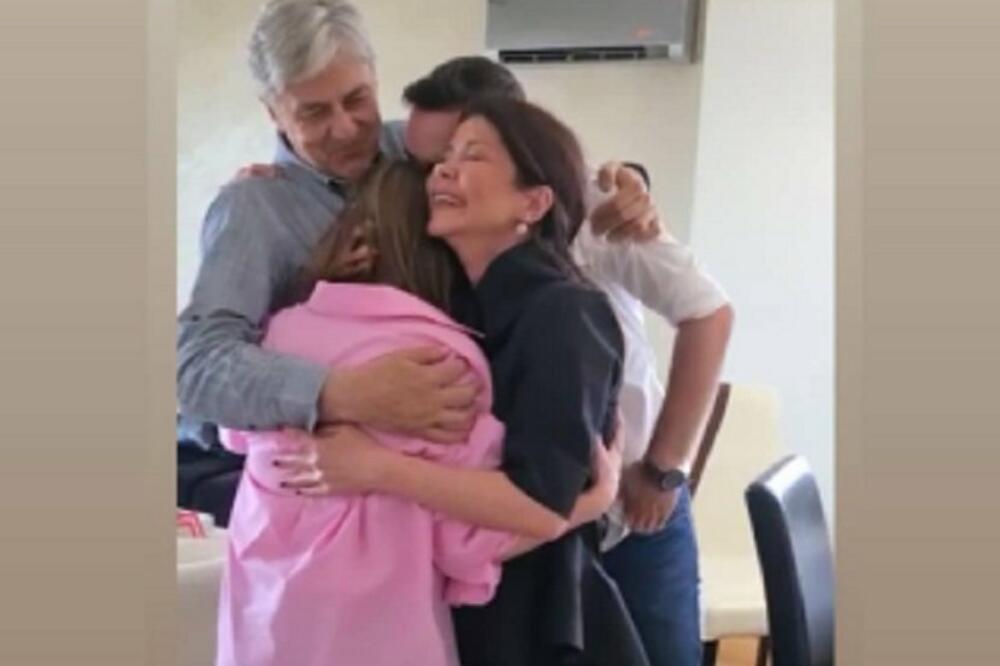 EMOTIVNO! SIN POZNATE NOVINARKE ZAPROSIO SVOJU DRAGU USRED USKRSA: Cela porodica PLAKALA od sreće! (FOTO)