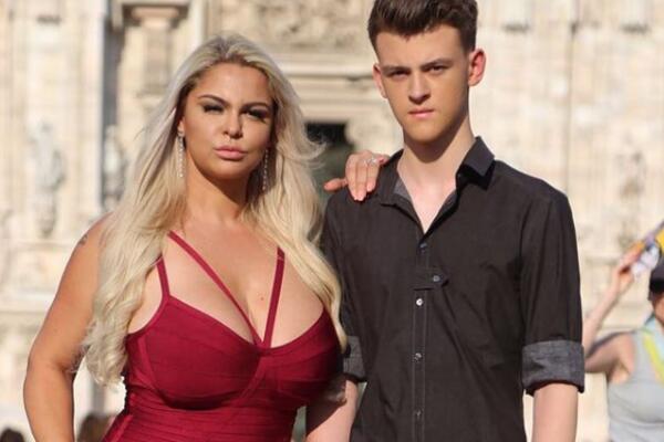 SIN ŽELI DA SE SLIKAM GOLA I PRODAJEM TE FOTOGRAFIJE: On mi je i napravio nalog na ONLY FANS! (FOTO)