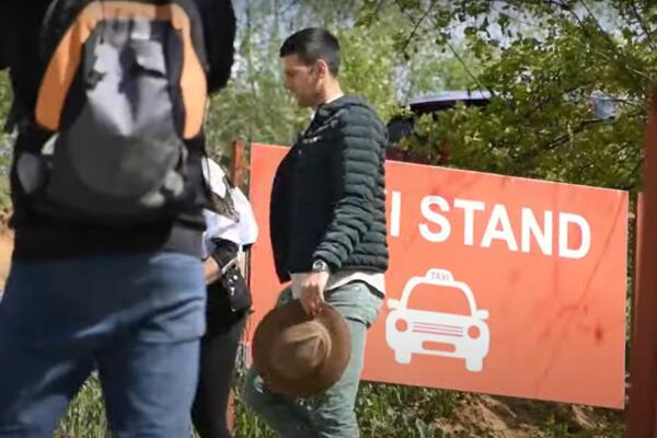 ODMAH SE UPUTIO KA ČUVENIM PIRAMIDAMA: Đoković kao i njegov domaćin nosio kaubojski šešir (VIDEO+FOTO)