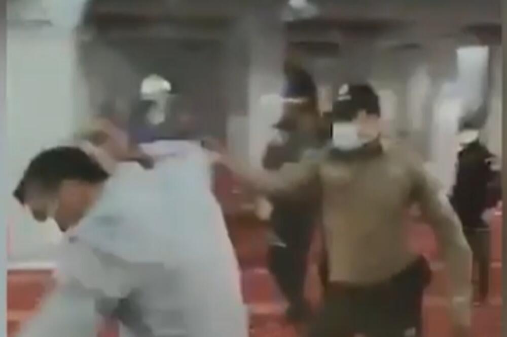 TURSKI VERNICI SE SKUPILI U DŽAMIJI, POLICIJA IH PRESEKLA SUZAVCEM: Hteli na moltivu bez obzira na zabranu! (VIDEO)