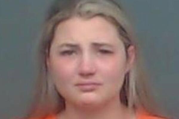 POHOTNA PROFESORKA SPAVALA SA 2 UČENIKA: Zvala ih u kuću, pa vodili ljubav, policija ZGROŽENA njenom izjavom