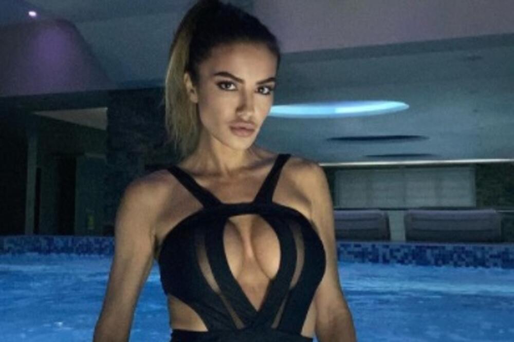 I DALJE JE ŽELE! SINDI JE DOSLOVNO VRELIJA OD AFRIKE: Izazovni selfi i minijaturni bikini su DOBITNA KOMBINACIJA!