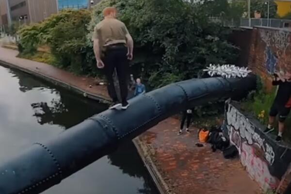 NEVEROVATNO! OVAJ MLADIĆ SVE OSTAVLJA BEZ DAHA: Ono što on radi, retko ko bi se USUDIO DA PROBA (VIDEO)