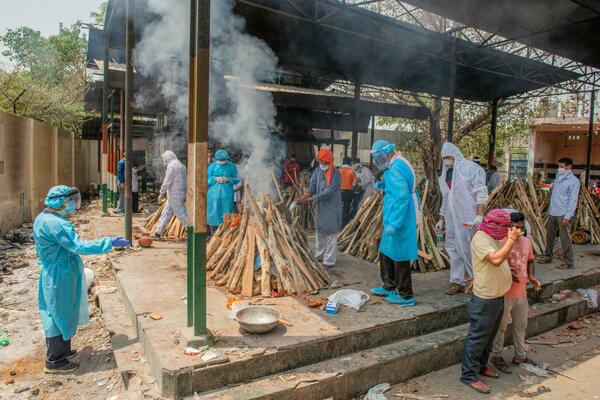 STRAVIČAN PRIZOR! Tela preminulih od KOVIDA-19 plutaju REKAMA