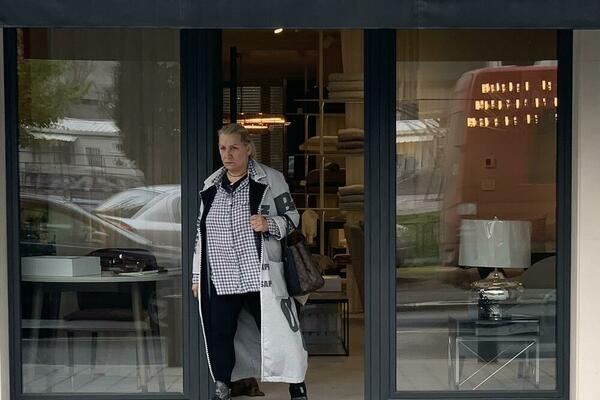 VESNA ZMIJANAC USLIKANA BEZ MASKE I ŠMINKE KAKO TUMARA PO PRODAVNICI: Kršila sve što je stigla, ne haje na zabrane!