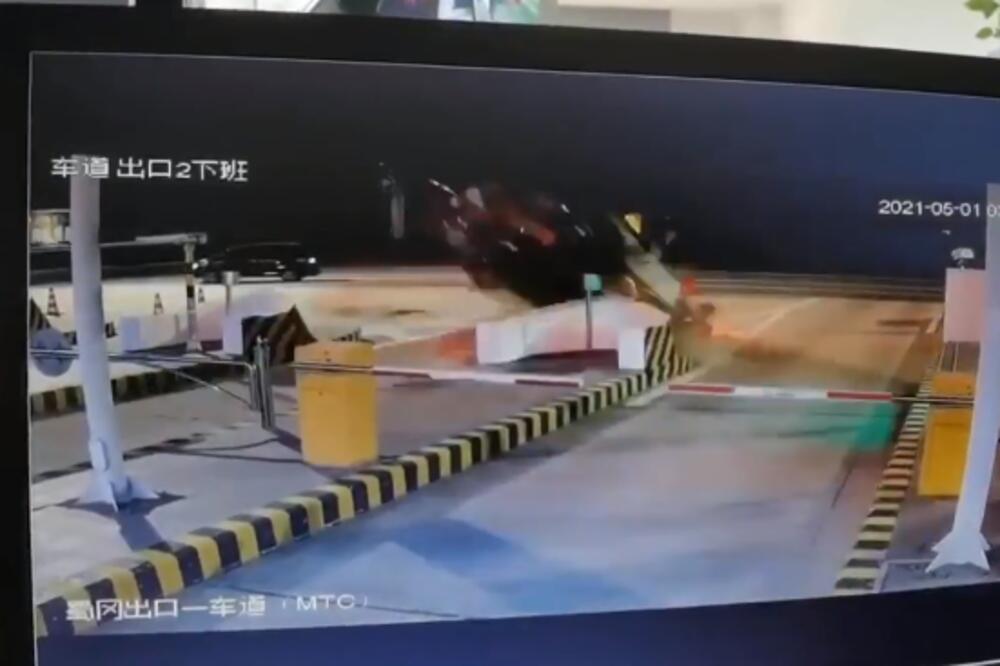 OBJAVLJEN SNIMAK UDESA SA NAPLATNE RAMPE! Brzina je bila OGROMNA, Kina je na nogama (VIDEO)