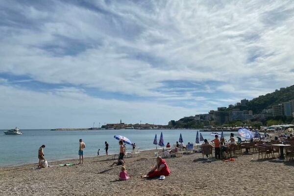 ŽELELA JE DA ZABELEŽI OBIČAN DAN NA PLAŽI, A ONDA JE PRASNULA U SMEH: Pogledajte ko je ULETEO U KADAR, HIT! (FOTO)