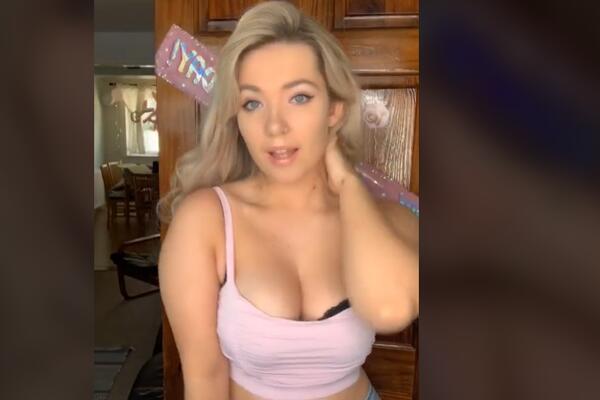 LEGLA JE NA KREVET I STAVILA RUKE IZNAD GLAVE: Pogledajte šta sve ova PLAVA BOMBA RADI! (VIDEO)