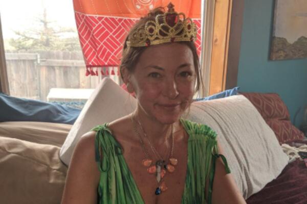 STRAVIČNO, OVO JE HOROR! Pronađen LEŠ žene koja se prozvala Majka Bog: Telo BEZ očiju, prekriveno šljokicama! VIDEO