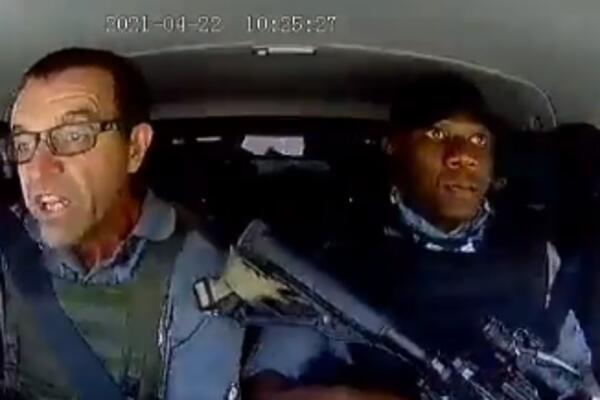 NEVEROVATAN SNIMAK POKUŠAJA PLJAČKE VOZILA SA NOVCEM: Pljušti kiša METAKA, a vozač nikad OPUŠTENIJE! (VIDEO)