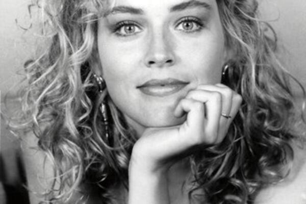 BILA JE NAJZGODNIJA GLUMICA, A DANAS SE U 63. GODINI SKINULA: Bez trunke šminke, u BEZOBRAZNOJ POZI PUCA