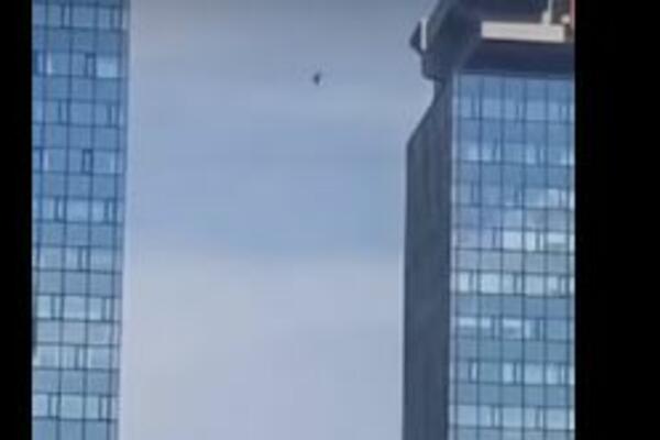 HODAO PO ŽICI IZMEĐU DVA SOLITERA U SARAJEVU! Ljudi u šoku, svi netremice gledaju (VIDEO)