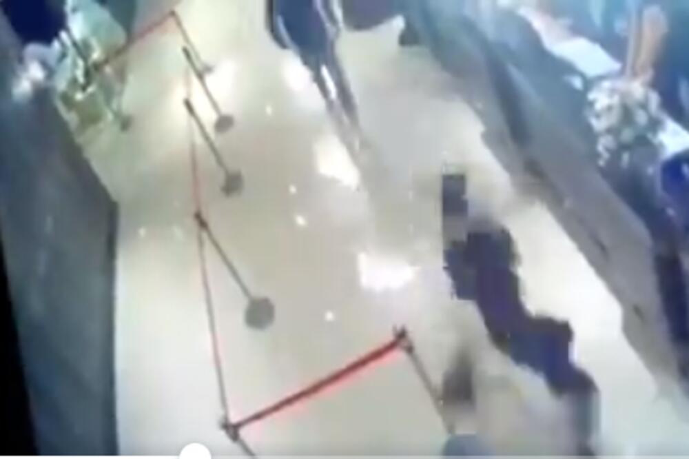 NAPAD SA BUBAŠVABAMA: Muškarci u crnom uleteli u restoran, masovono ih bacali, nastao opšti haos! (VIDEO)