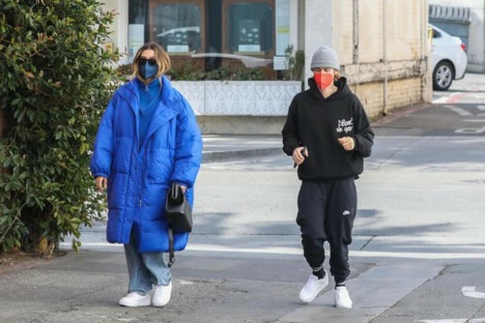 PRIČALO SE DA OMILJENI PEVAČ MALTRETIRA SUPRUGU, a ona je sada SKUPILA SNAGU da priča o TOME!