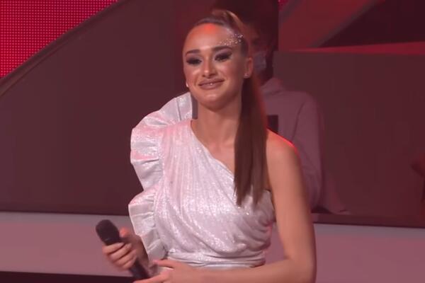 UJUTRU BELI MANTIL, UVEČE MIKROFON! ZVEZDA GRANDA ZAPOSLENA U STARAČKOM DOMU: Otkrila kakva je Karleuša van kamera!