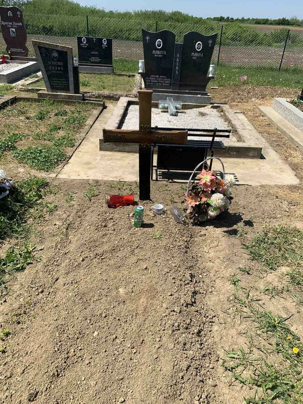 Grob oca Darka Lazića