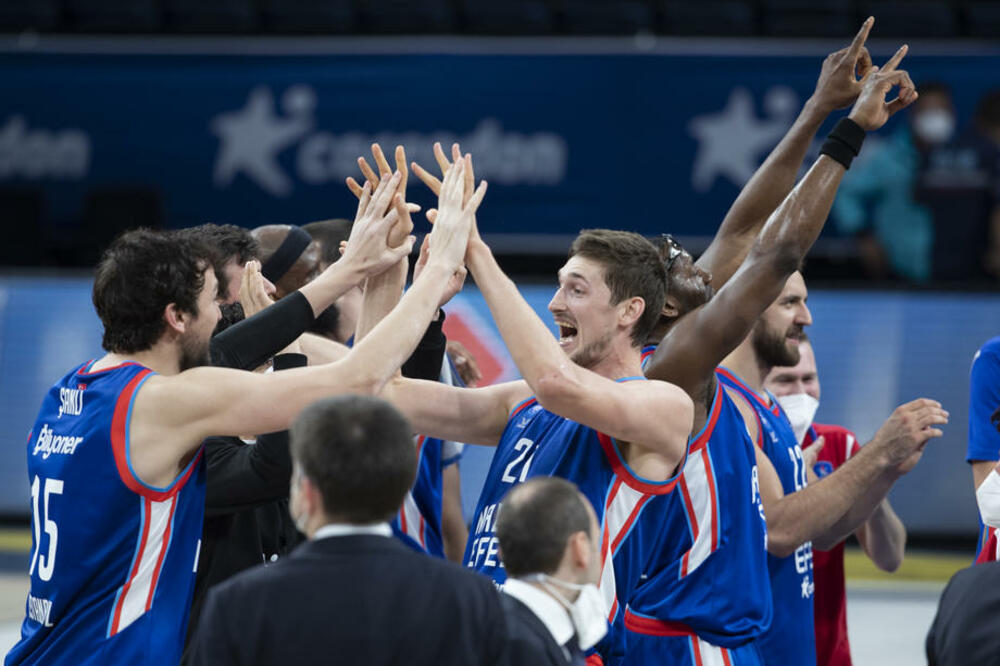 BAJERN ĆE U PLEJ OFU NA BARSELONU: Efes i bez Micića je bio bolji od Jaramaza i Lučića!