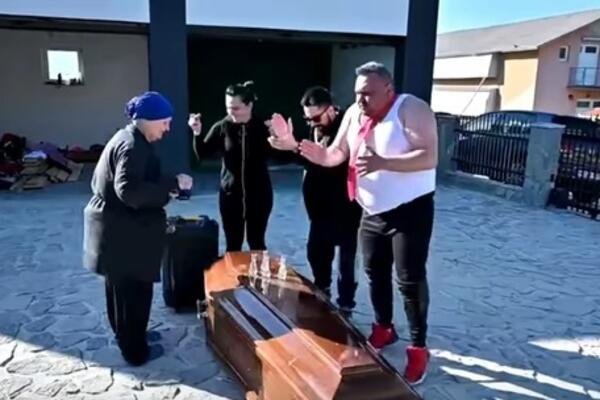SRAMOTA! BOSANSKI JUTJUBER ISMEVAO SAHRANU, NIJE BIRAO SREDSTVA: Pijan igrao KOLO oko SANDUKA! (VIDEO)