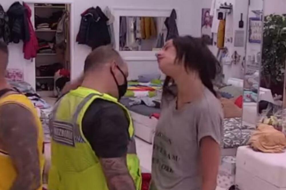 TARA SIMOV UDARILA ŠAMARČINU ČOVEKU IZ OBEZBEĐENJA: Program PREKINUT, ona nastavlja da LOMI, GAĐA I KRIZIRA!